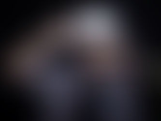 persona che usa la realtà virtuale
