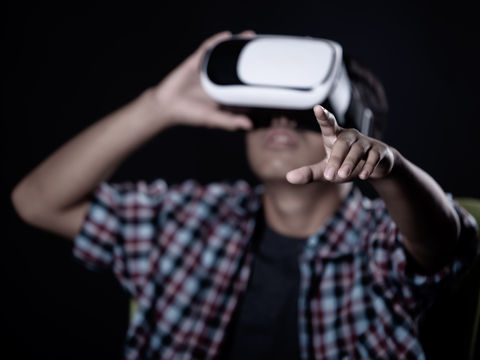 persona che usa la realtà virtuale
