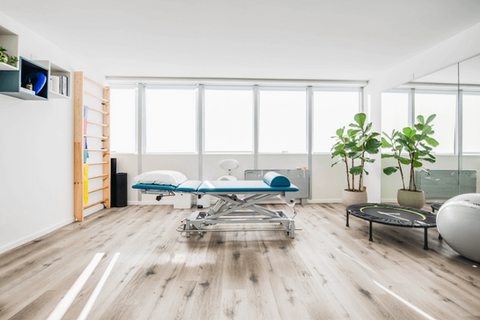 Studio fisioterapia luminoso: lettino, attrezzature