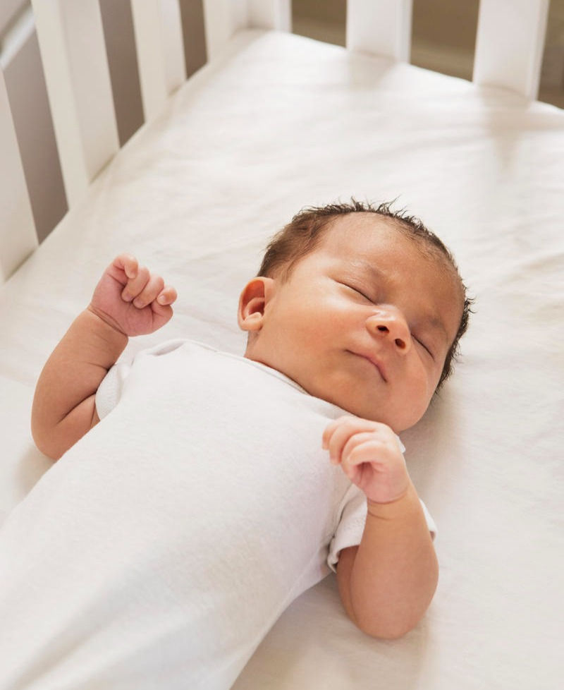 bebe-dormido-cuna-chupo