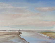 40 x 60 cm. Das Aquarell zeigt die Fahrrinne vor Dornumersiel bei Ebbe. Der Blick geht Richtung Langeoog am Horizont. Am fröhlich blauen Himmel ziehen zarte rosa Wolken. 28. Januar 2022