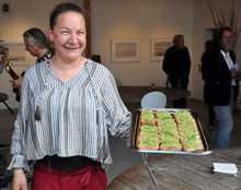 Romy serviert Brote mit einem Pesto aus Queller, einem Salzwiesengewächs.