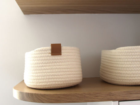 Agencement d'une entrée dans une maison familiale avec création d'une penderie, de rangements chaussures. Réalisation de tablettes et étagères en chêne massif avec fixation invisible. Cache radiateur avec une tablette relevable pour rangement des clés. Conception : ARCHITED, architecte d'intérieur Paris