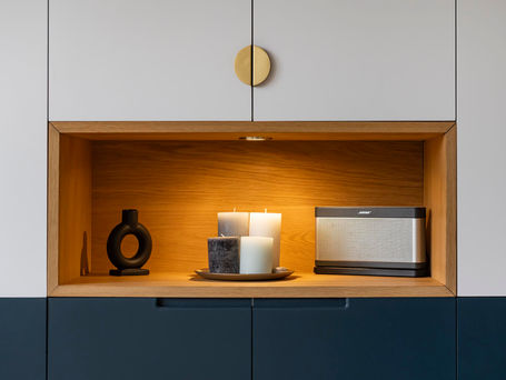 Aménagement intérieur d'une surélévation d'une maison pour créer une suite parentale avec dressing, salle de bain et douche, WC indépendant. Menuiseries sur mesure et optimisation des espaces. Création de niches et optimisation des sous pentes. Conception : ARCHITED, architecte d'interieur Paris