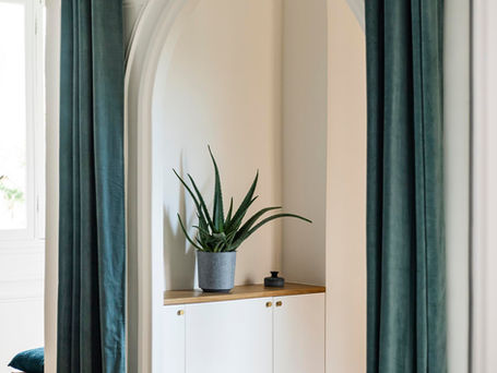 Aménagement d'un appartement T3 à Vincennes avec réalisation de menuiseries sur mesure et semi mesures dans le séjour, le petit salon, la chambre et la salle d'eau.