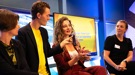Dagvoorzitter Daan Warnas panelgesprek met Brankele Frank