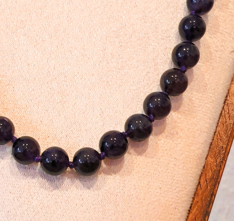 Miniaturbild: Halskette mit Amethyst, geknotet, 8mm Perlen