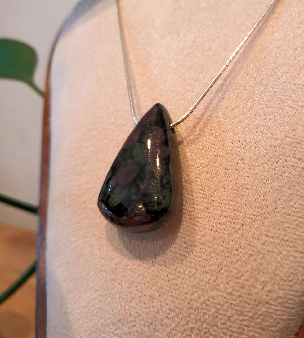 Miniaturbild: Granat in Pyroxenit Kettenanhänger, gebohrt, Drop Shape, Tropfenform