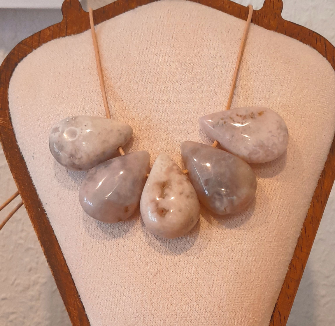 Kirschblüten Chalcedon Tropfenanhänger, Kettenanhänger, Drop Shape gebohrt