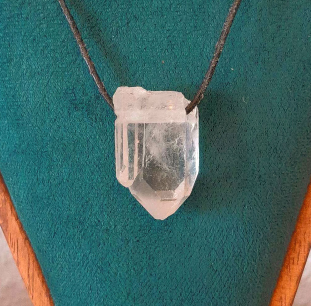 Bergkristall Kettenanhänger als Rohspitze, gebohrt (II)