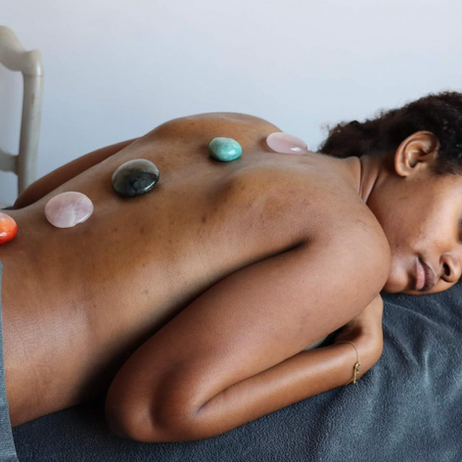 Een massage met edelstenen zal je helpen ontspannen, ook zullen de edelstenen helpen om je energetische en emotionele balast helpen loslaten, zodat energie terug kan stromen en jij terug kan ontspannen.
