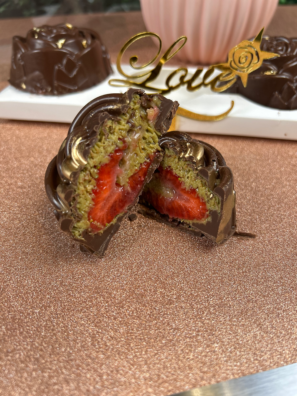 Dubai Chocolate strawberry roses image