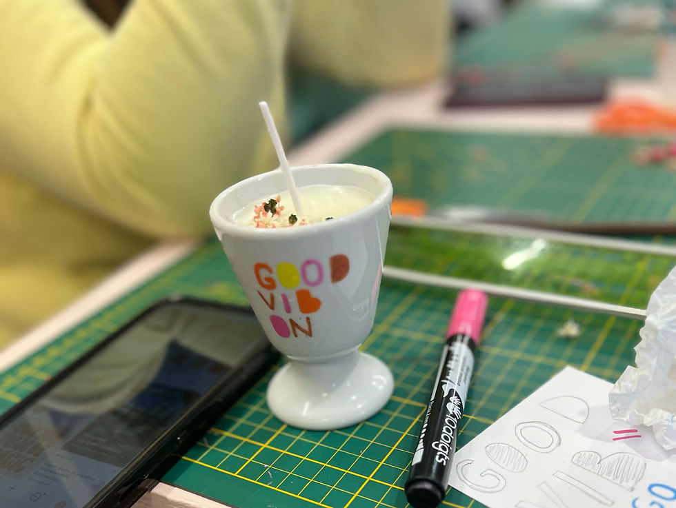 Bougie et décors sur porcelaine