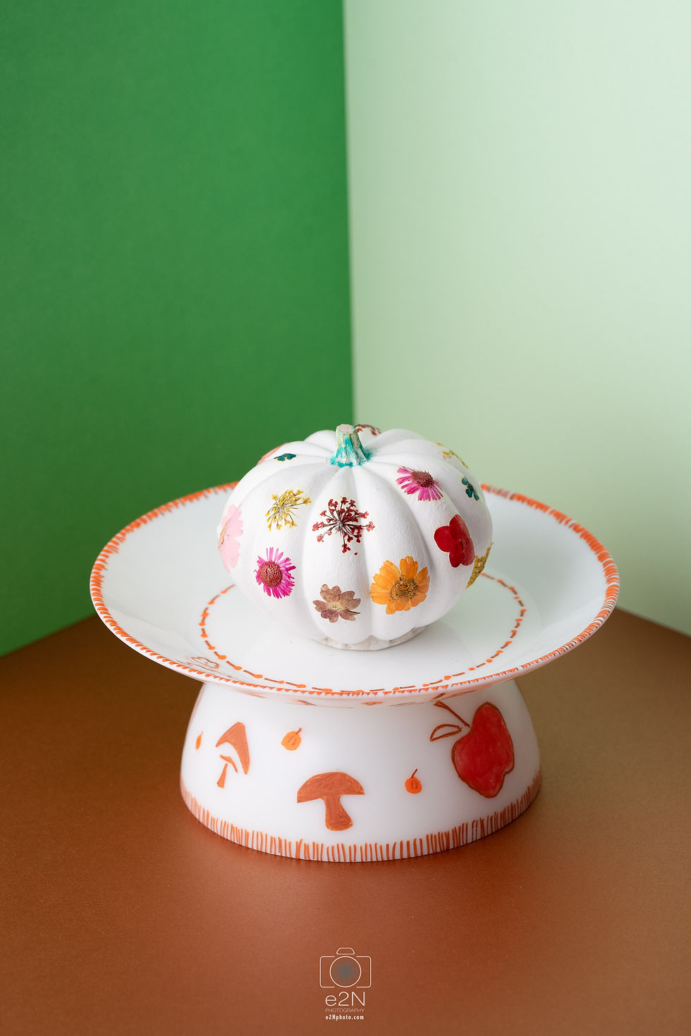 Citrouille ornée de fleurs pressées — une touche végétale et délicate pour célébrer l’automne avec c