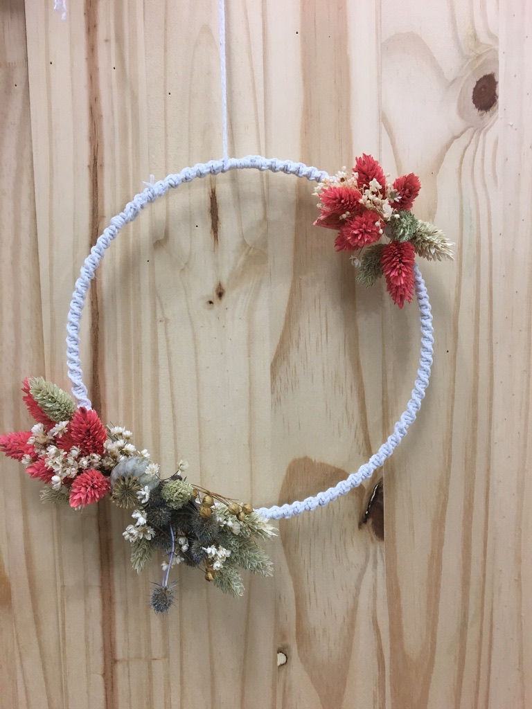 La couronne en macramé et fleurs séchées.