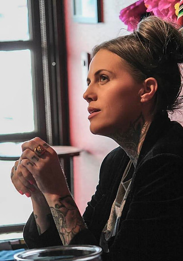 Summer Taufer, is the founder of Tiny Big Brands and is an expert in marketing, branding and website development.