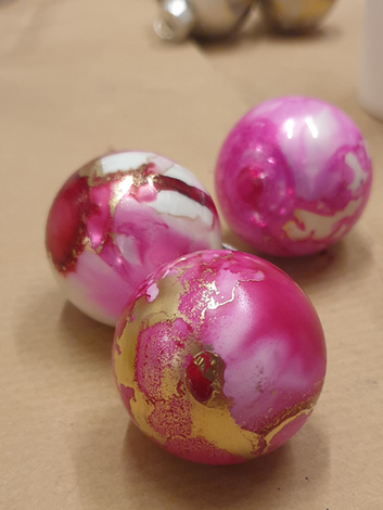 Weihnachtskugeln mit pinker Alcohol-Ink Farbe