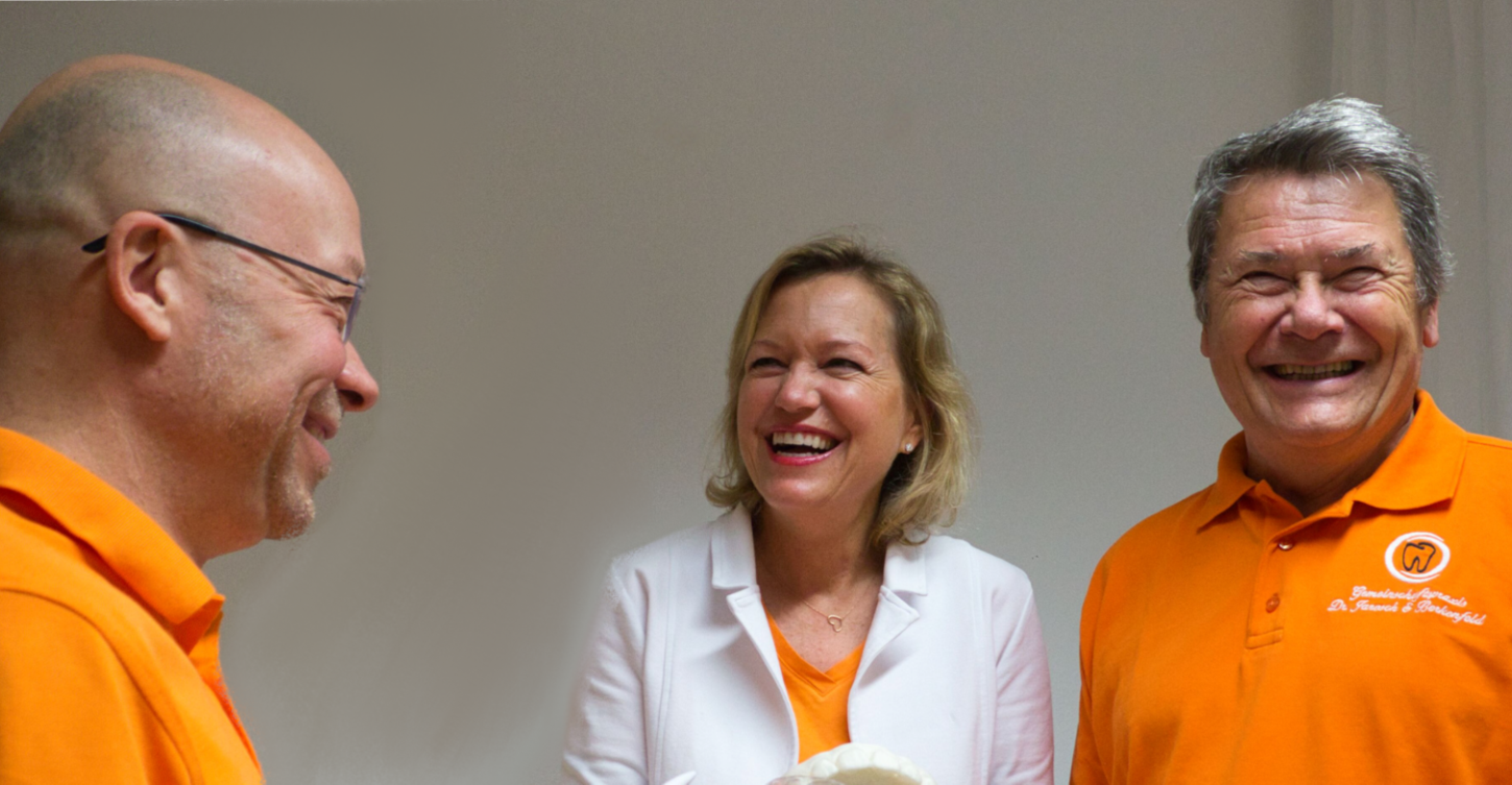 Borris Berkenfeld, Dr. Annett Jarosch und Frans Sorbi gemeinsam am Lachen im Behandlungsraum