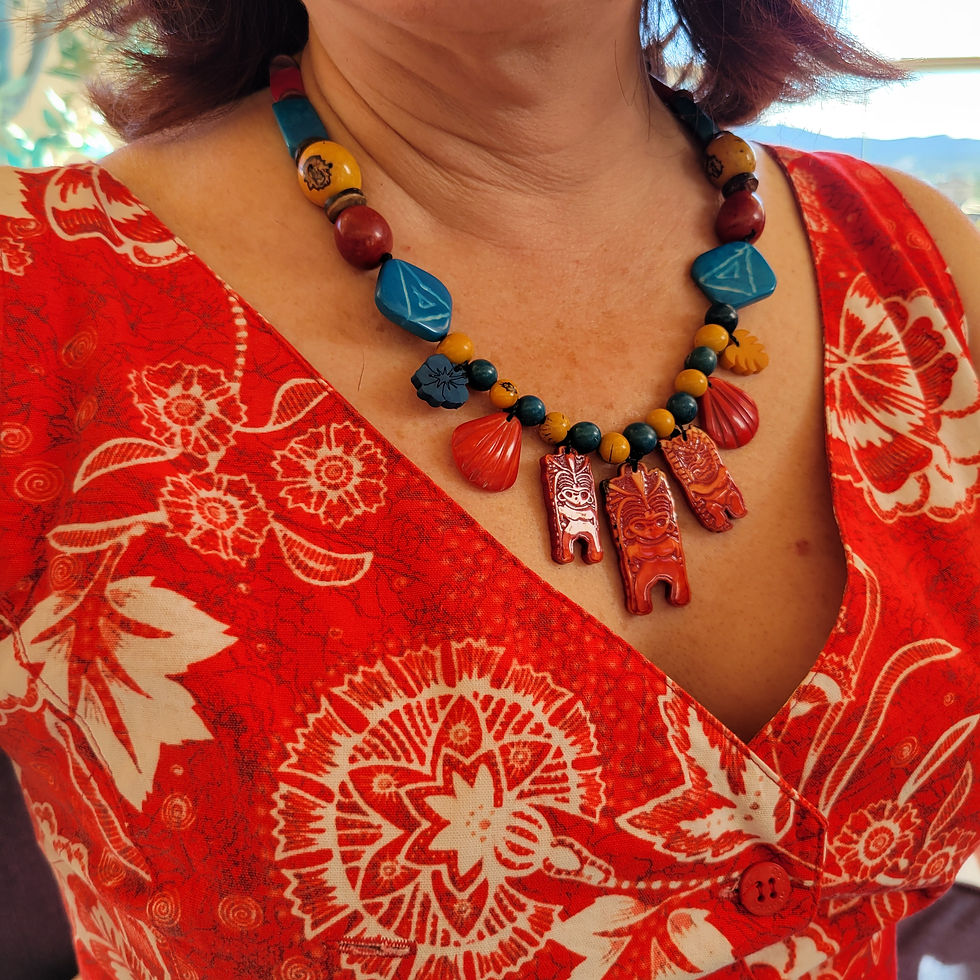 Thumbnail: Tiki gods nut necklace turquoise/red