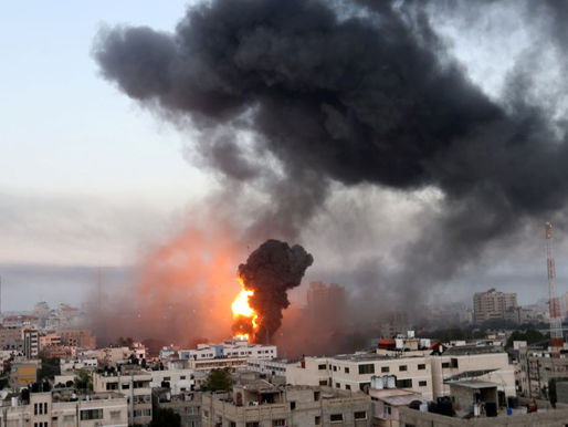 Israel ataca Cidade de Gaza por terra, mar e ar, e moradores se escondem em hospital.