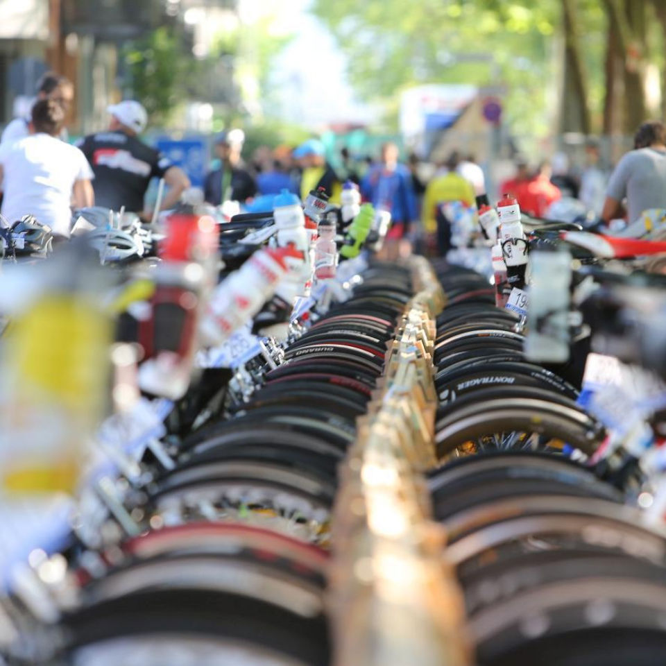 Wechselzone beim Triathlon mit aufgereihten Fahrrädern – Symbol für Konzentration, Fokus und mentale Vorbereitung im Sportmentaltraining.
