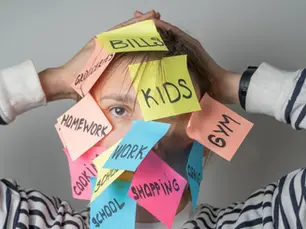 Frau mit lauter bunten To do Zetteln, die auf dem Gesicht kleben | Blog Mental Load | Melina Lehmann | Heilpraktikerin für Psychotherapie | Bodensee Singen
