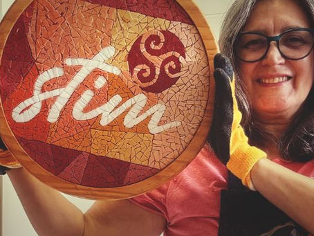 mulher segurando uma arte em moisaíco