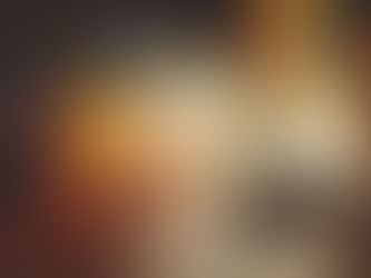 imagem de uma mulher com uma máscara de carnaval