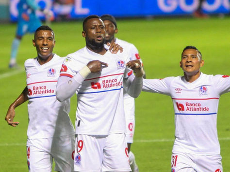 ¡Remontada de líder! Olimpia se impone a Lobos y toma la cima