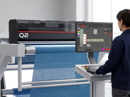 Kumaş kalite kontrol hattı — Serkon.AI Q2 kontrol makinesinden açık en kumaş geçerken operatör süreci ekrandan yönetiyor