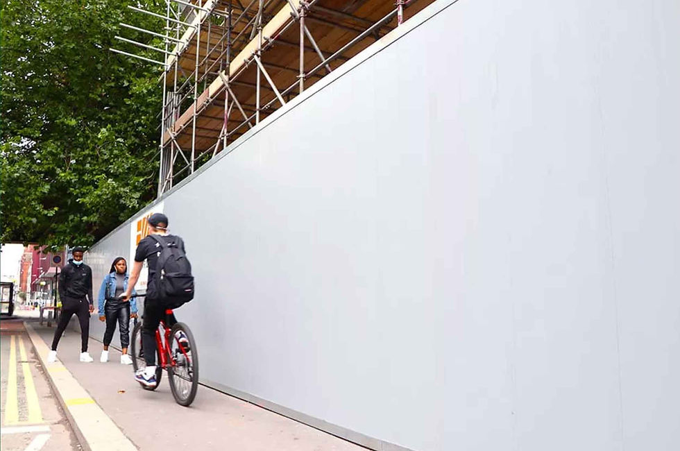 hoarding system protecting pedestrians
