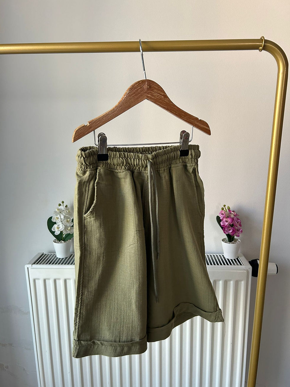 Küçük resim: MUSLIN KUMAŞ %100 PAMUKLU ERKEK ÇOCUK DÜĞMELİ YAKA-ŞORT İKİLİ TAKIM