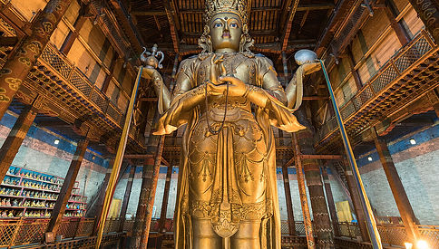 71205885-Avalokitesvara-statue-in-Gandan-monastery-Ulan-Bator-Mongolia-Central-Asia-Asia.j