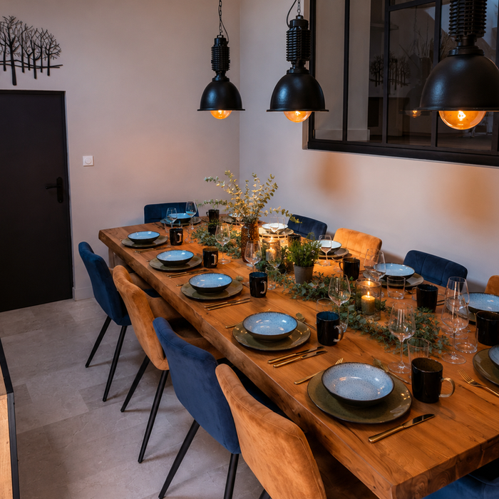 Grande table en bois dressée dans la salle à manger du PERRON