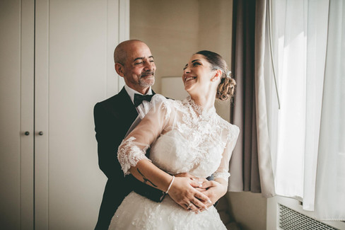 Preparativi sposa luce laterale naturale — finestra ampia e tonalità morbide, F. Walter Lo Cascio