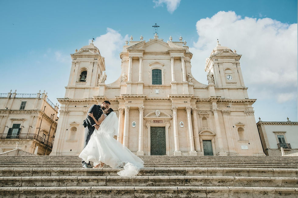 Fotografo matrimonio a Noto. Una coppia, sulla imponente scalinata del Duomo di Noto di San Nicolò. Foto Walter Lo Cascio