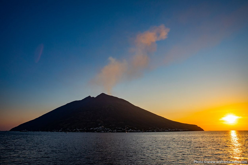 Matrimonio alle Isole Eolie. Tramonto su Stromboli. Foto Walter Lo Cascio