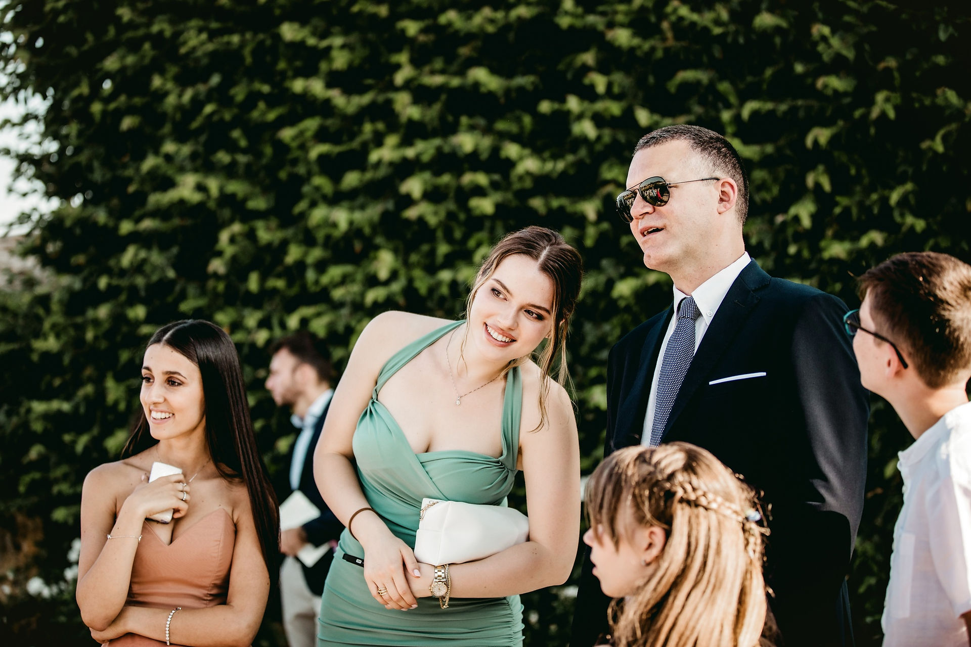 Gl invitati attendono l'arrivo della sposa in un rito civile. 
