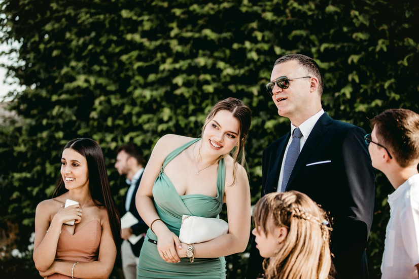 Gl invitati attendono l'arrivo della sposa in un rito civile.
