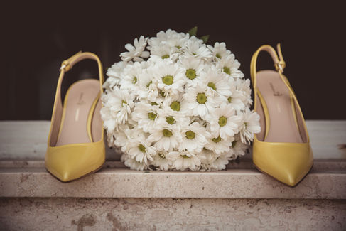 Matrimonio a Favignana - Le scarpe e il bouquet della sposa