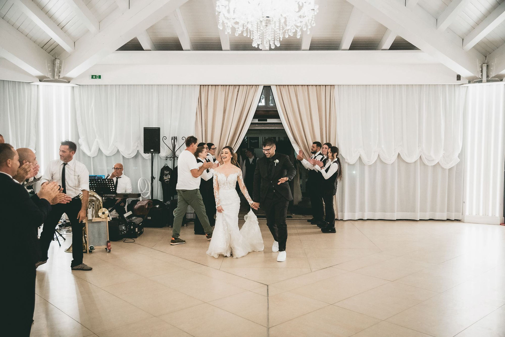 Ingresso degli sposi a Villa Tropia, splendida location per matrimoni a Canicattì, L'ingresso in sala