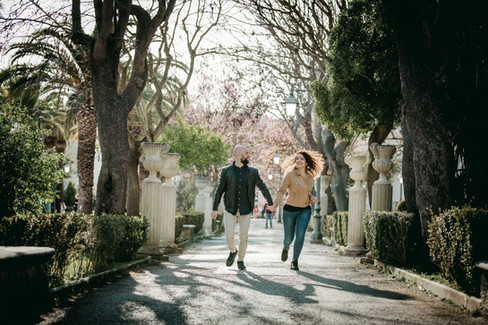 ritratto di coppia in posa naturale durante engagement session 10