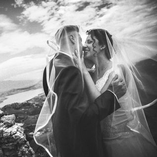 Matrimonio ad Agira. Sullo sfondo l'Etna e il lago Pozzillo.