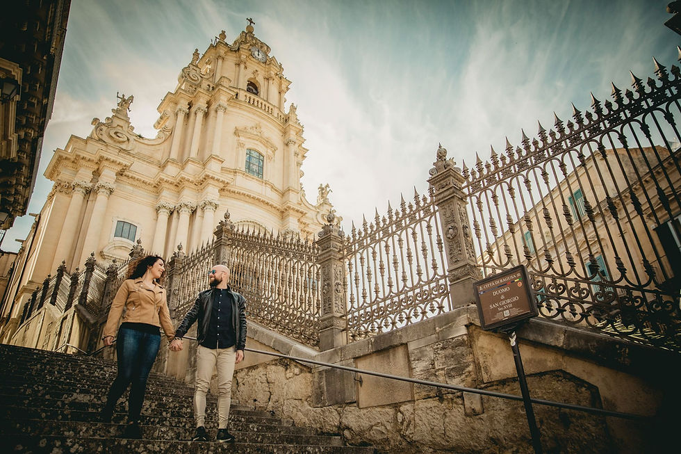 Sessione prewedding a Ragusa Ibla, per conoscere la coppia e creare fiducia prima del matrimonio. Foto Walter Lo Cascio