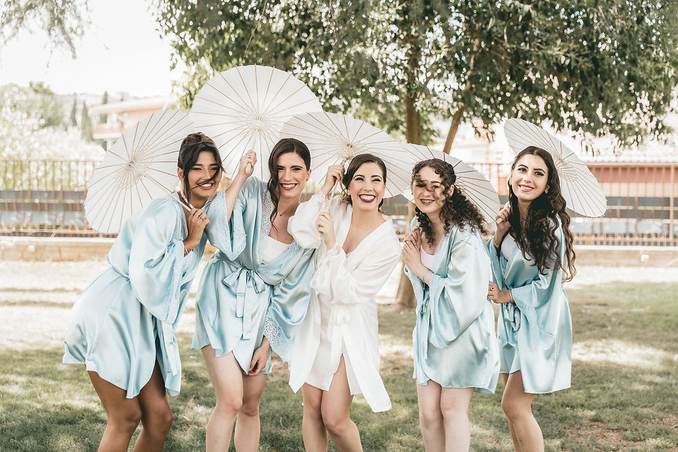 La sposa durante i preparativi, assieme alla sorella, alla cognata e alle amiche più care.