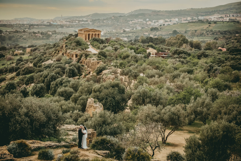 Una magnifica panoramica della valle dei templi con gli sposi