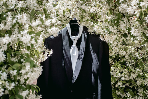 Dettagli abito da sposa a Villa Russo — luce naturale e composizione pulita
