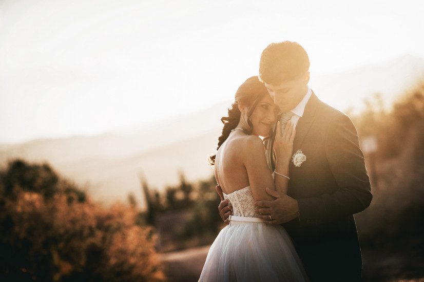 Gli sposi in un abbraccio nel momento  del tramonto