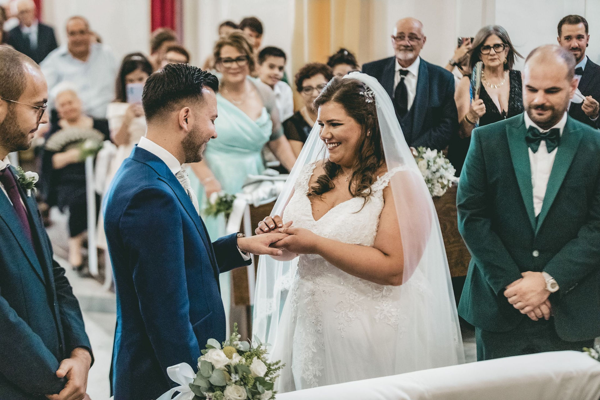 La sposa mette la fede
