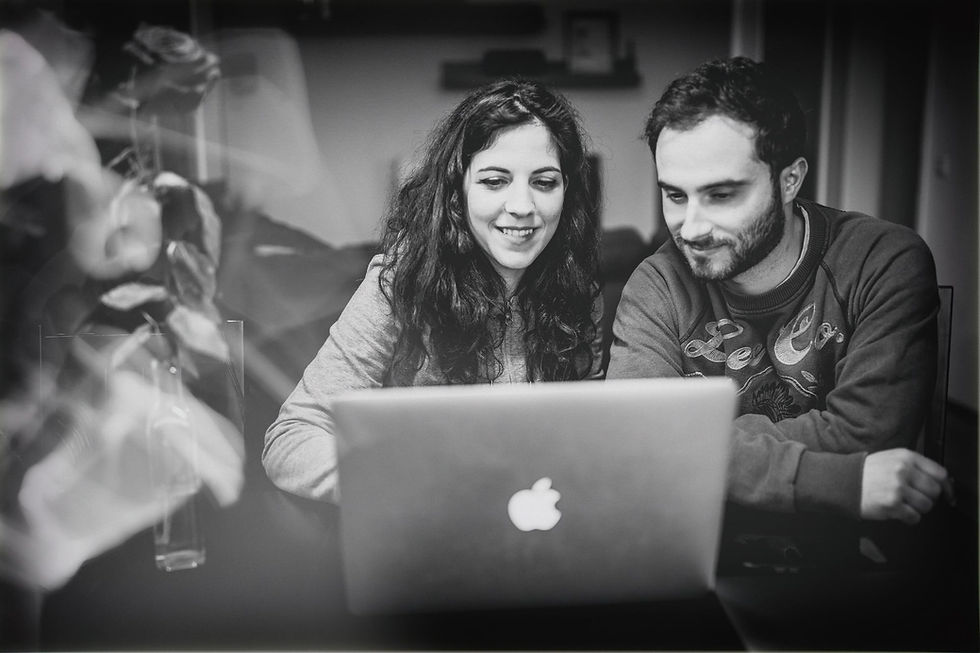 Engagement a Monaco di Baviera, Riccardo e Ambra. Il lavoro a computer.  Foto Walter Lo Cascio